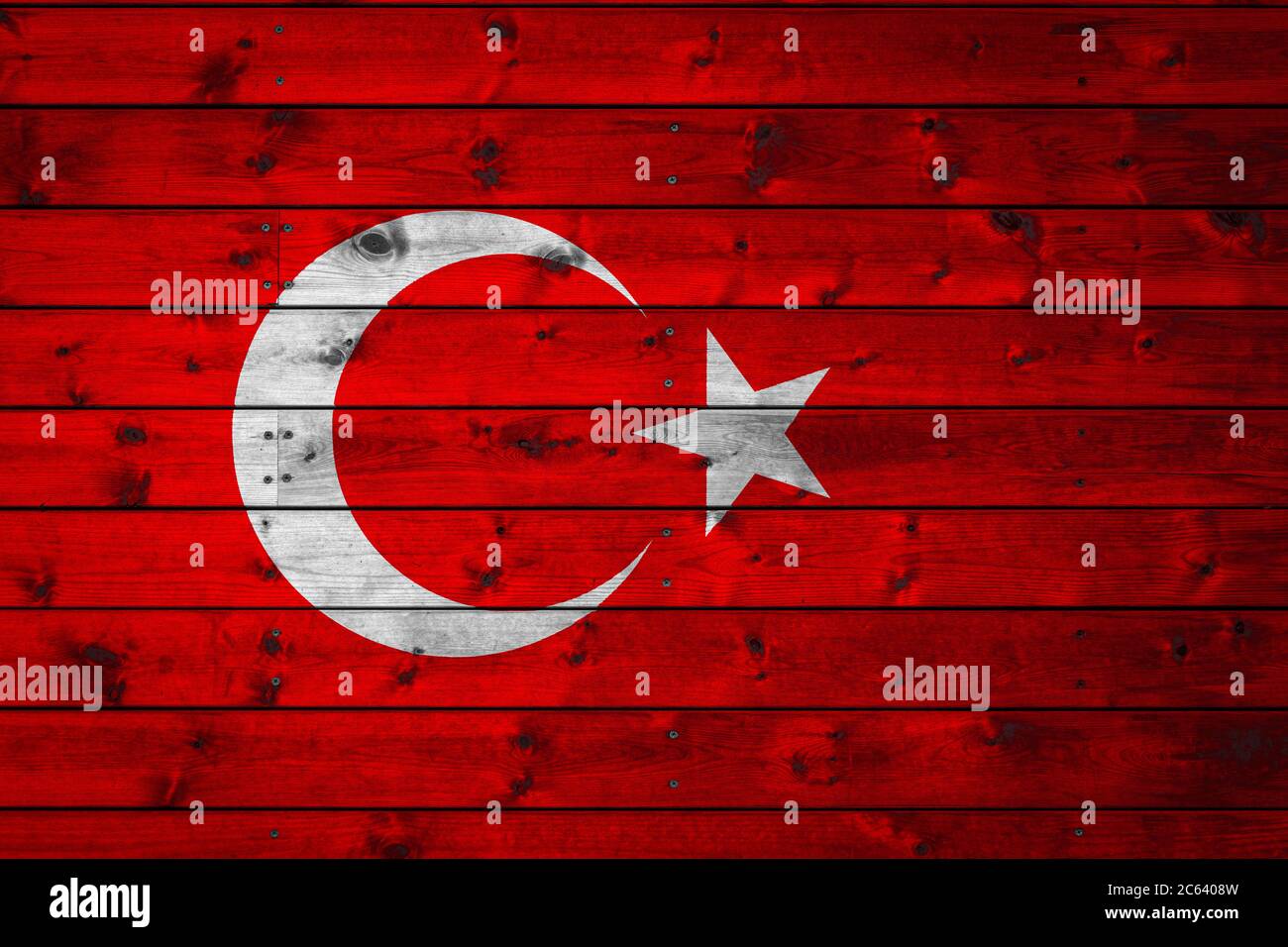 Die Nationalflagge der Türkei ist auf ein Lager von geraden Brettern mit einem Nagel genagelt gemalt. Das Symbol des Landes. Stockfoto