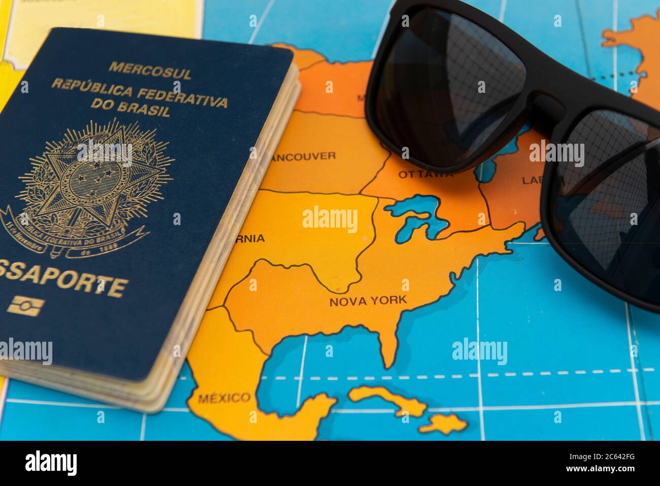 Florianopolis, Brasilien. 27. Juni 2020: Ansicht des brasilianischen Passes über der Karte. Konzentrieren Sie sich auf den nordamerikanischen Kontinent. Auswanderung, Reise, Ziel Stockfoto