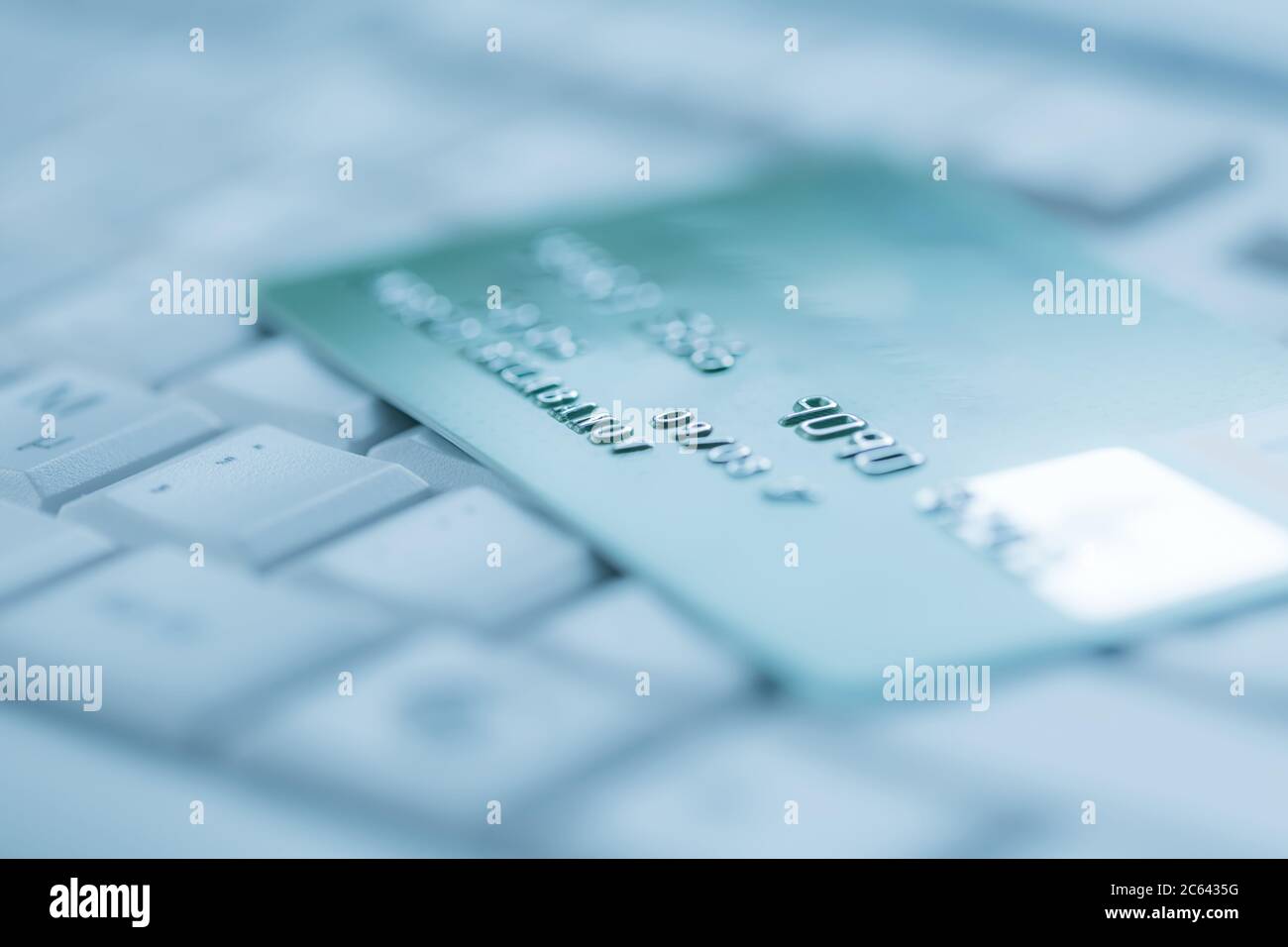 Bank Creadit-Karte auf der Tastatur. Konzept des Online-Banking und des Online-Kaufs. Weichfokus. Stockfoto