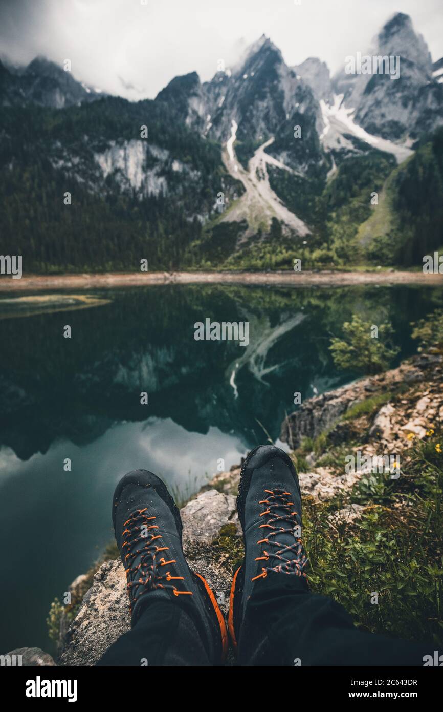 Person steht im Sommer am gosau See in österreich Stockfoto