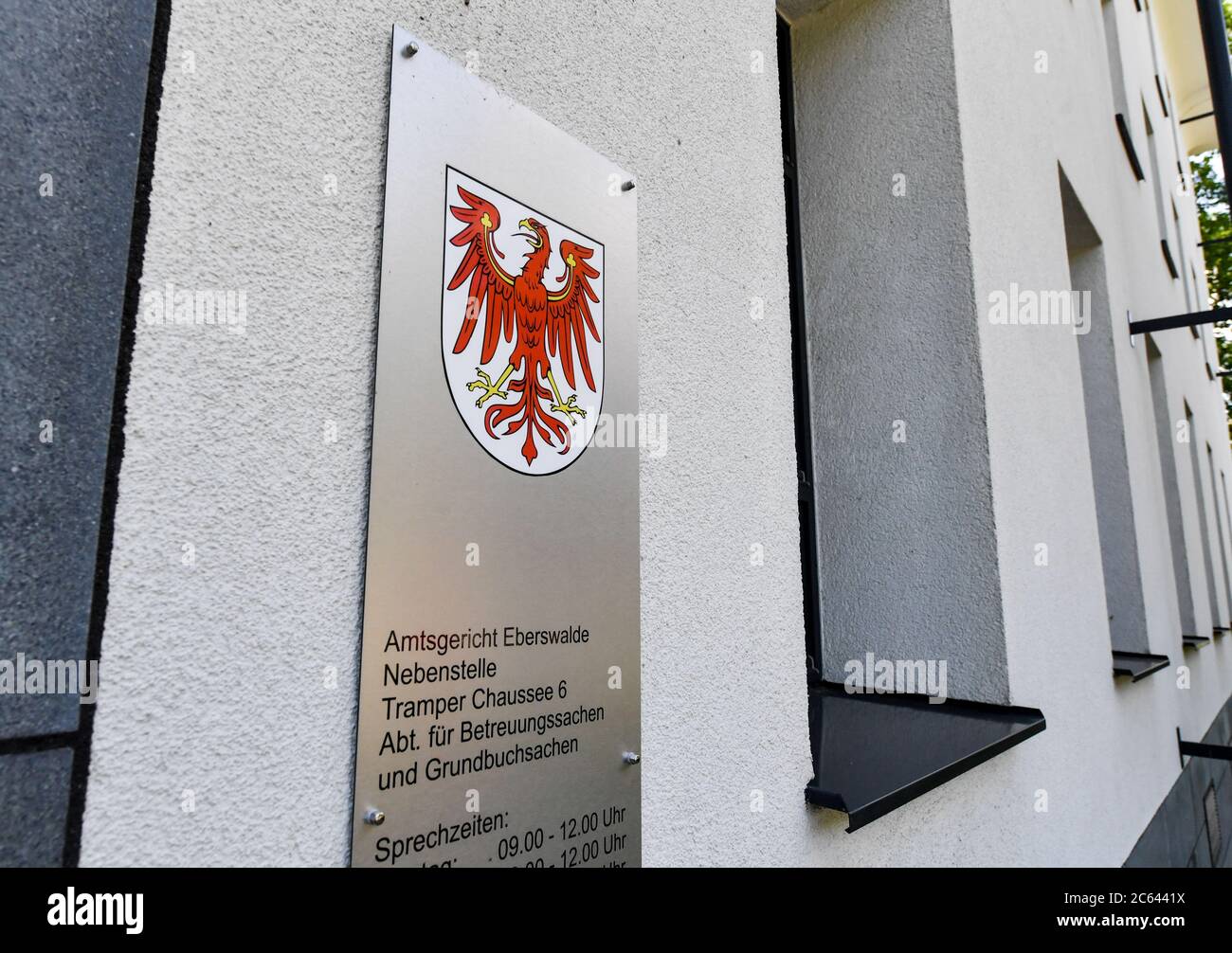 Eberswalde, Deutschland. Juli 2020. Der Eingang zum Amtsgericht Eberswalde auf dem Gelände des Landesamtes. Quelle: Jens Kalaene/dpa-Zentralbild/ZB/dpa/Alamy Live News Stockfoto