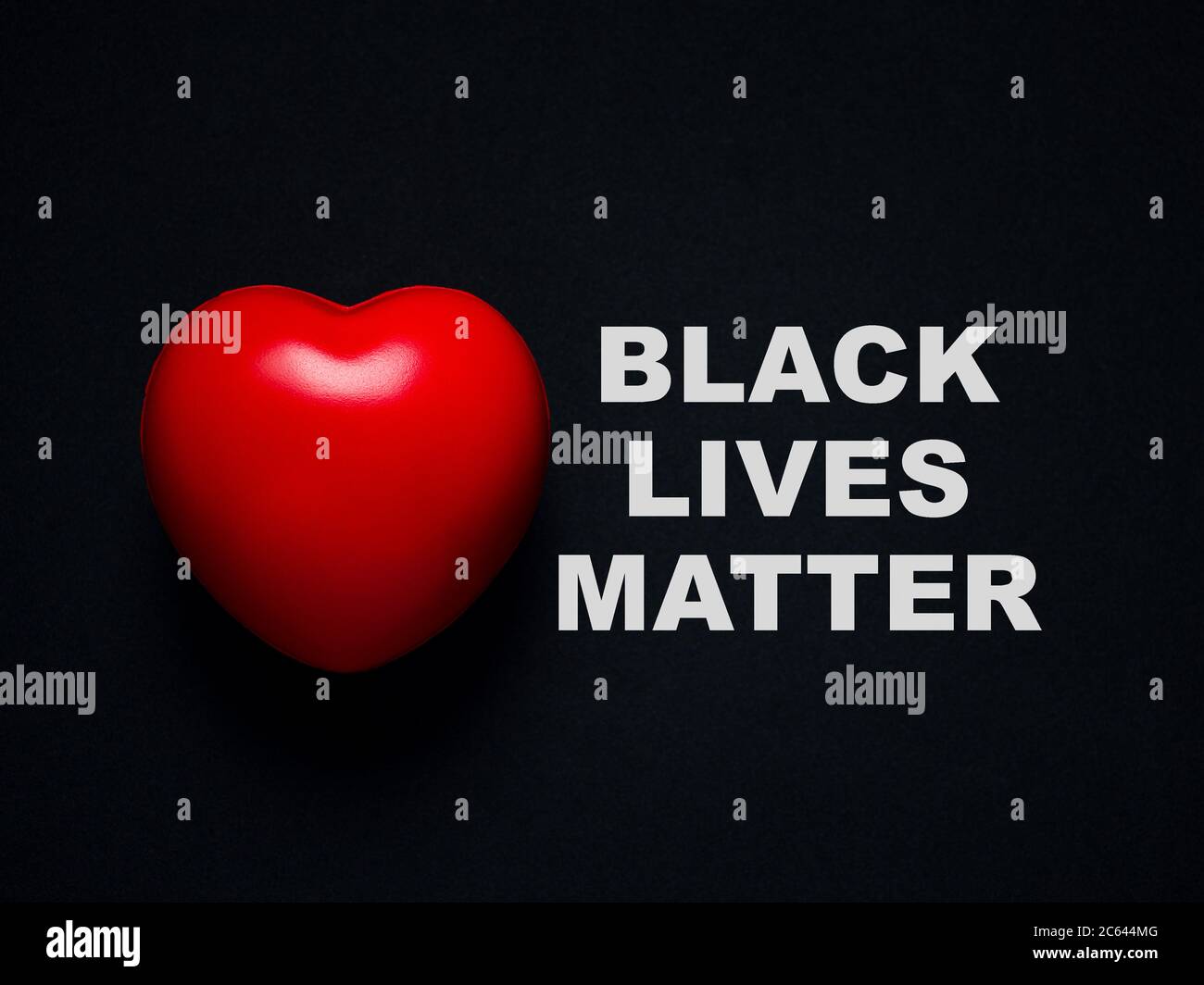 Rotes Herz und Worte „Black Lives Matter“ auf schwarzem Hintergrund. Liebe und Fürsorge, Black Lives Matter Konzept. Stockfoto