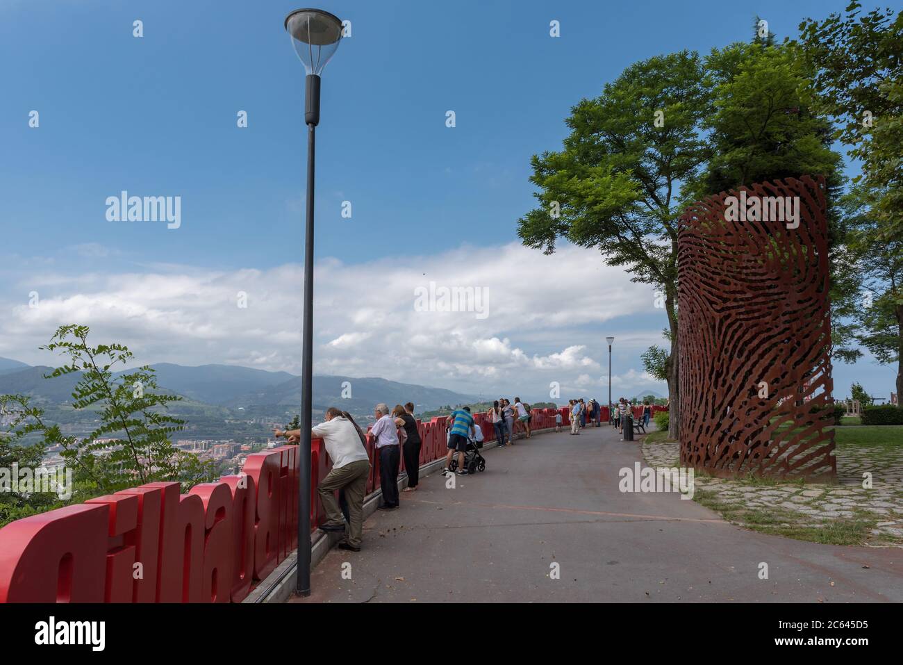 Besucher sehen Bilbao vom Berg Artxanda, Baskenland, Spanien aus Stockfoto