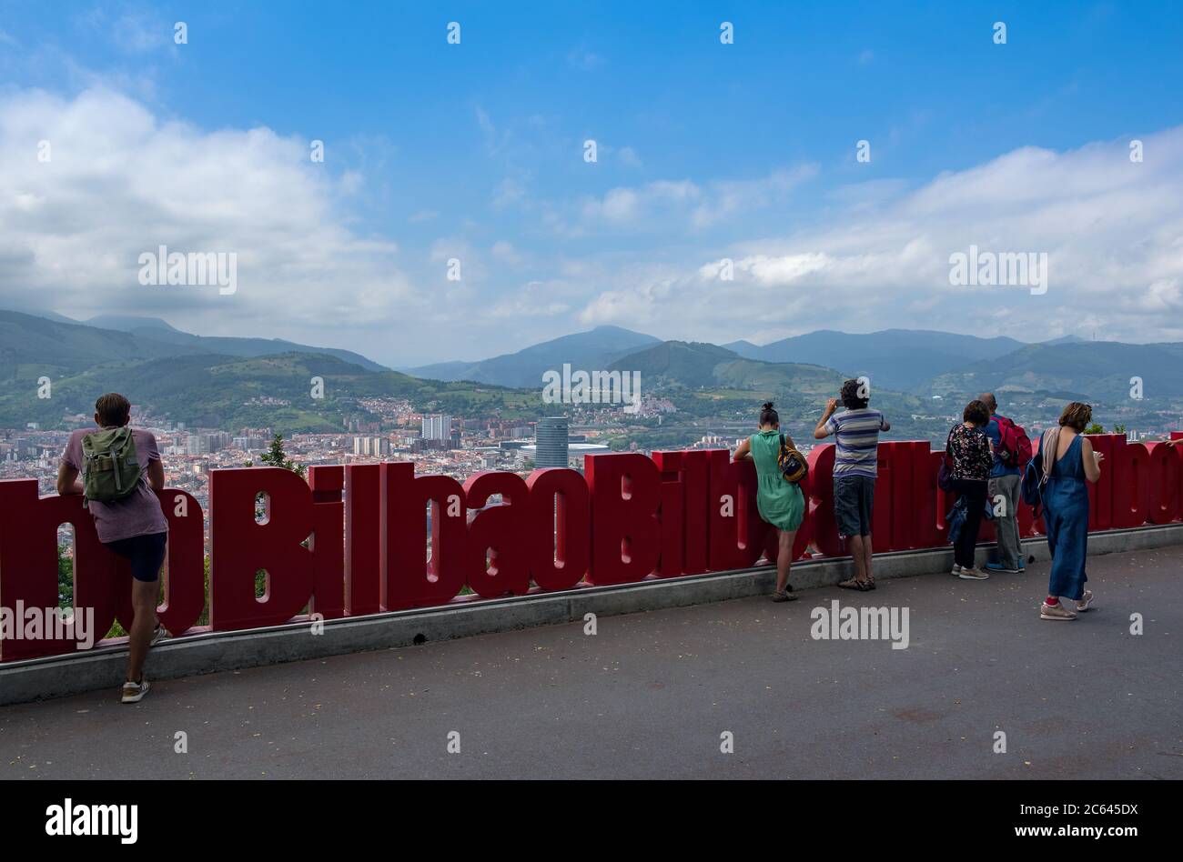 Besucher sehen Bilbao vom Berg Artxanda, Baskenland, Spanien aus Stockfoto