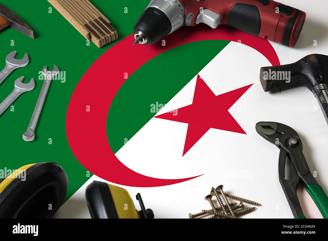 Algerien Flagge auf Reparatur-Tool Konzept Holztisch Hintergrund. Mechanisches Service-Thema mit nationalen Objekten. Stockfoto