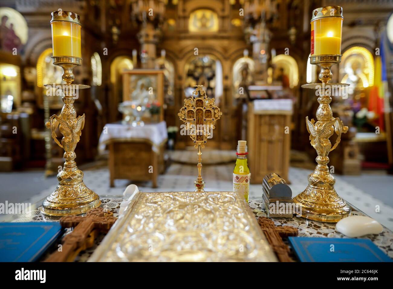 Bukarest, Rumänien - 24. Mai 2020: Details mit Zubehör in einer orthodoxen Kirche für eine orthodoxe Taufe benötigt. Taufschrift. Stockfoto