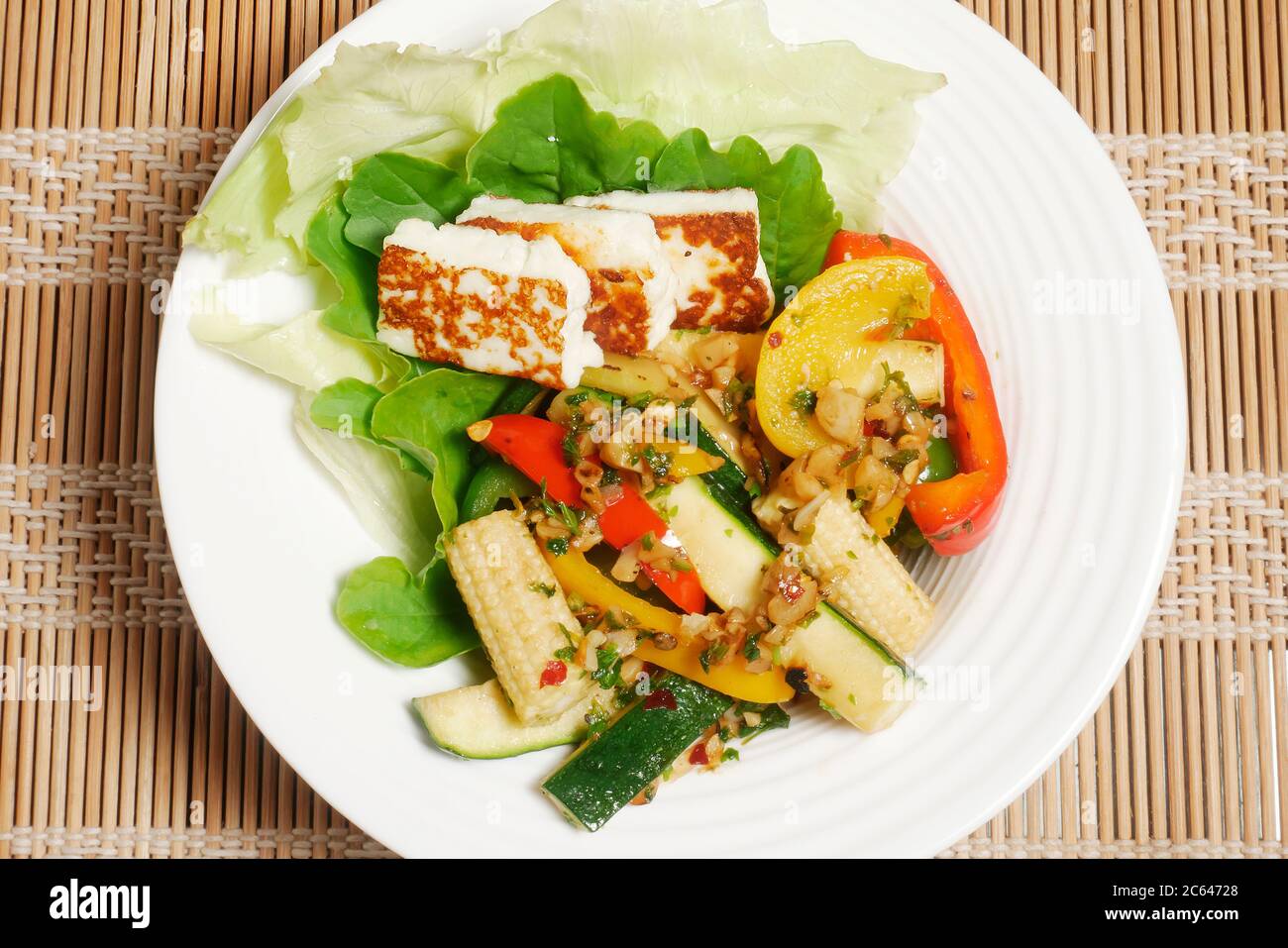RÜHREN SIE DAS GEMÜSE MIT QUARK MIT ROQUETTE-BLÄTTERN UND SALAT Stockfoto