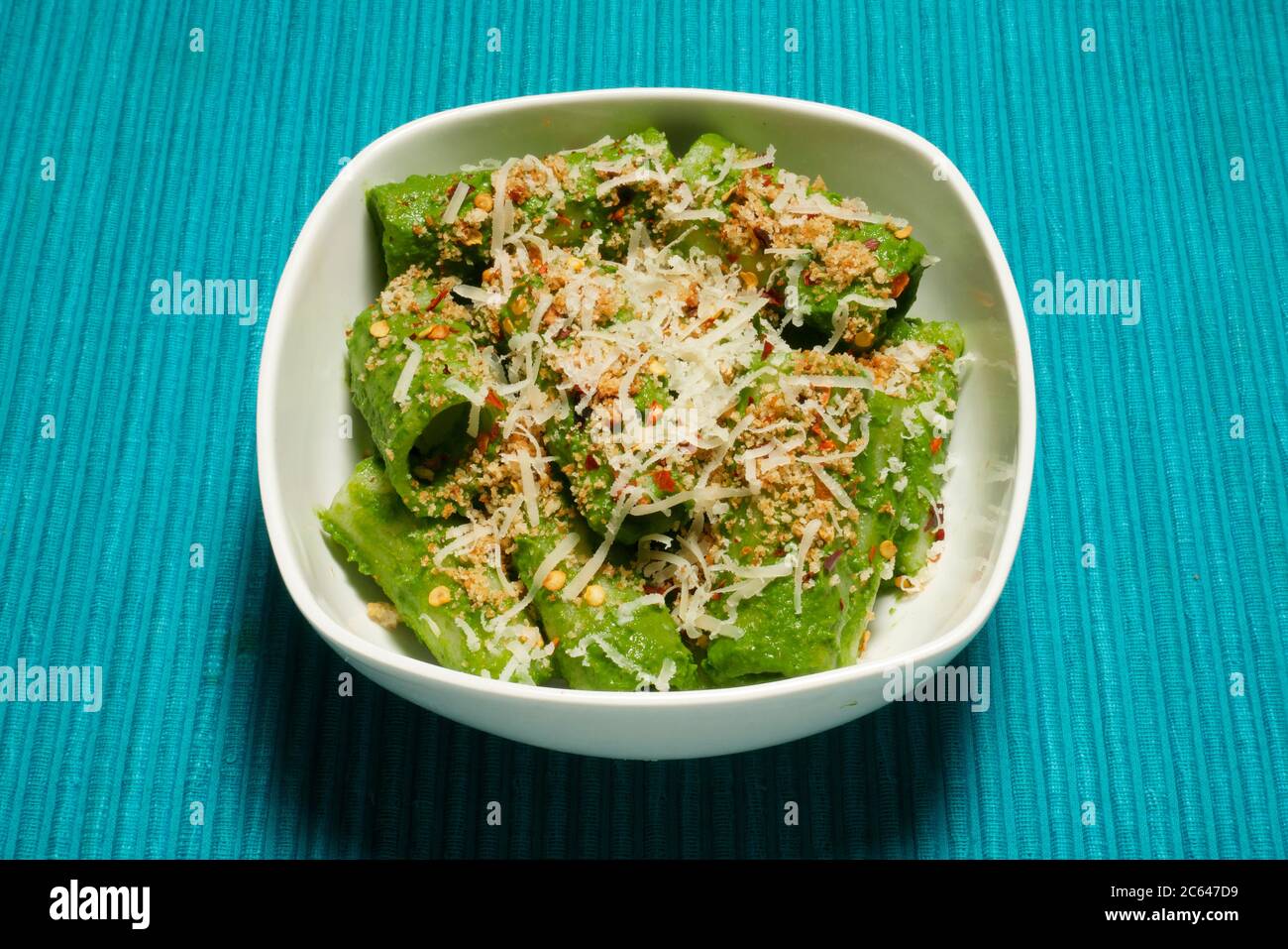 REIS-RUCOLA-PESTO-NUDELN Stockfoto