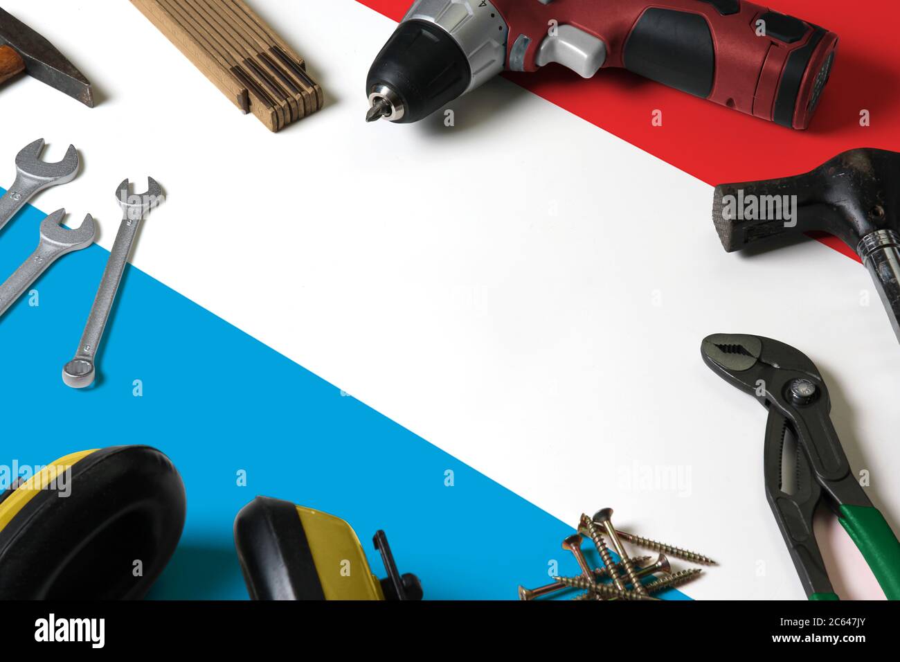 Luxemburg Flagge auf Reparatur-Tool Konzept Holztisch Hintergrund. Mechanisches Service-Thema mit nationalen Objekten. Stockfoto