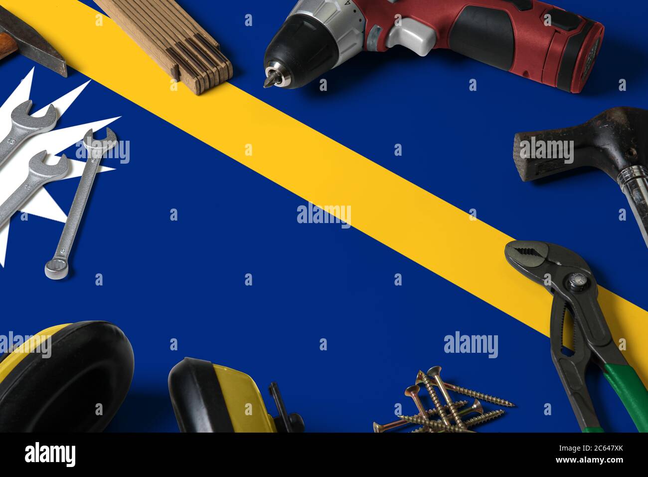 Nauru Flagge auf Reparatur-Tool Konzept Holztisch Hintergrund. Mechanisches Service-Thema mit nationalen Objekten. Stockfoto