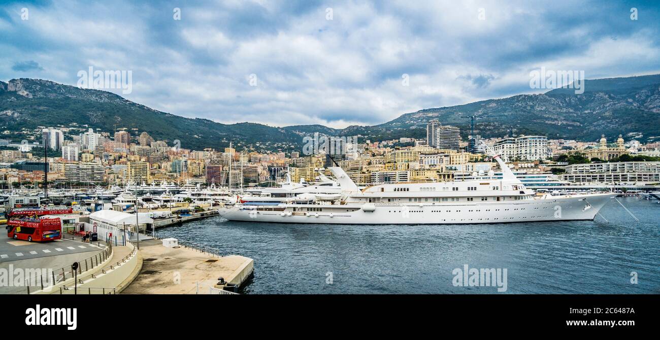 Luxusyacht Atlantis II im Hafen Hercules, Fürstentum Monaco; Französische Riviera Stockfoto