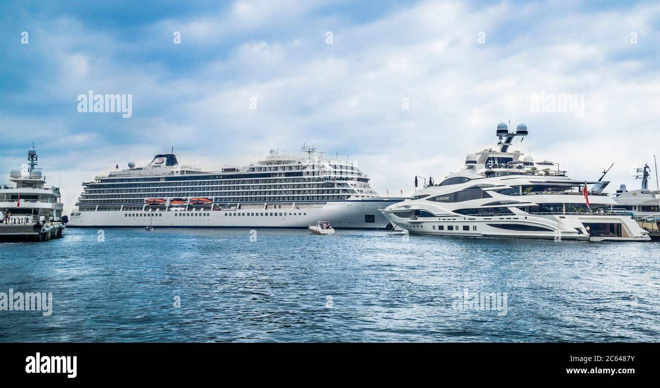 Super Yacht Lionheart und Luxus Kreuzfahrtschiff Viking Orion in Port Hercules, Fürstentum Monaco, Französische Riviera Stockfoto