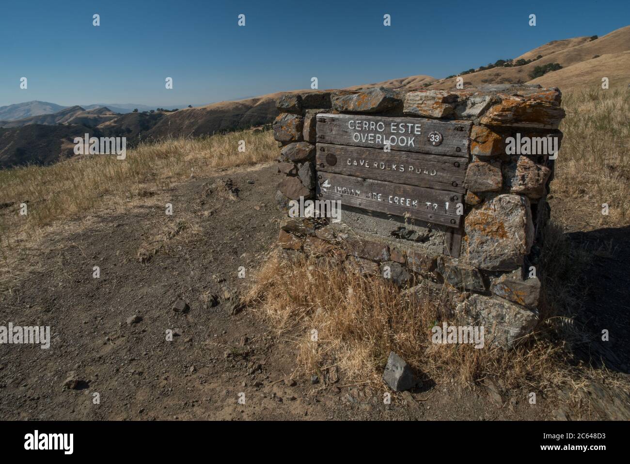 Alte Beschilderung in Form einer Plakette und einer Steinkuppe in der sunol Wildnis in der San Francisco Bay Area. Stockfoto