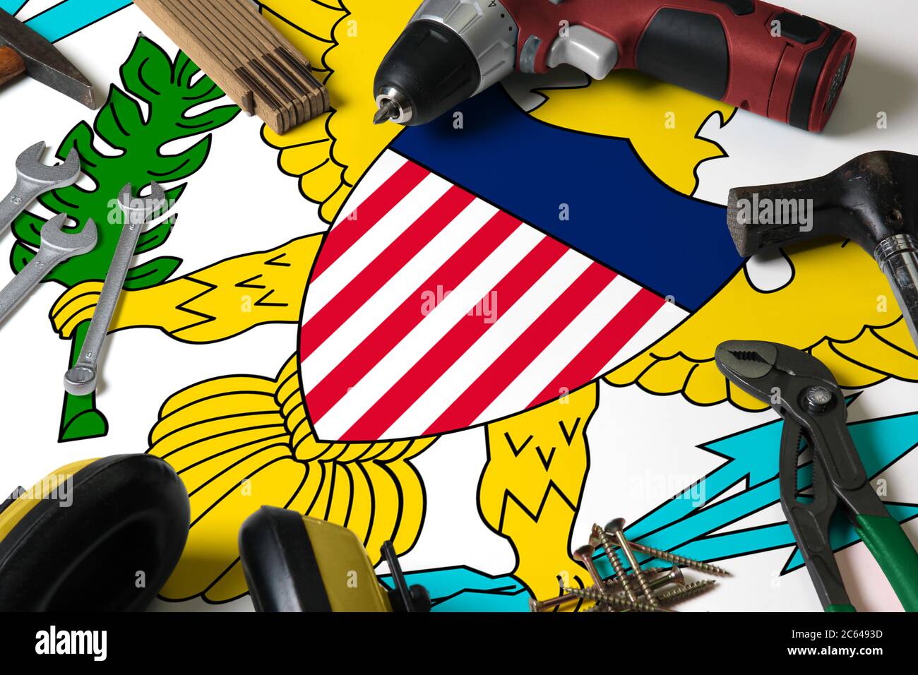 United States Virgin Islands Flagge auf Reparatur-Tool Konzept Holztisch Hintergrund. Mechanisches Service-Thema mit nationalen Objekten. Stockfoto