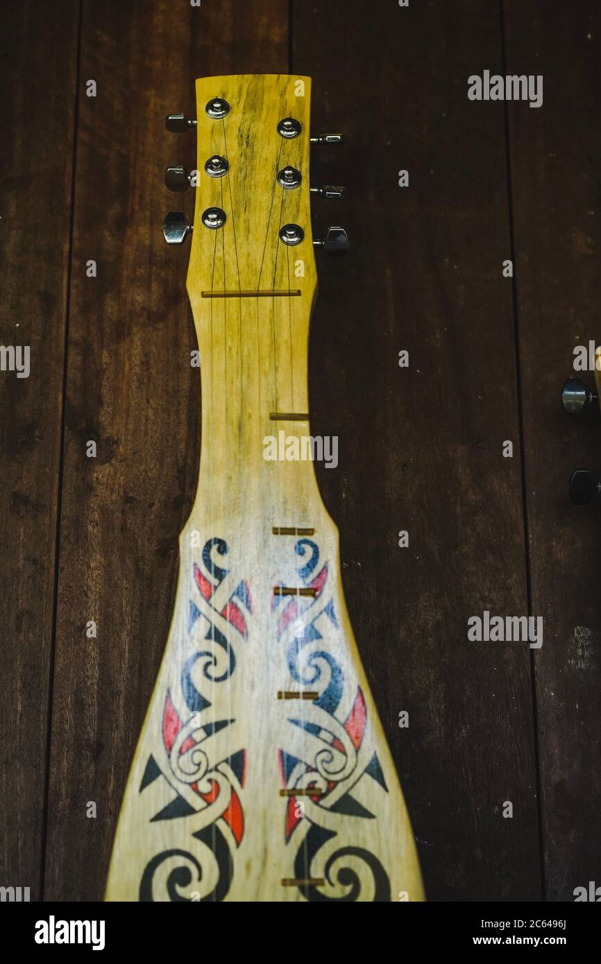 The sape' (Sampek, Sampeh, sapek) ist eine traditionelle Laute von vielen der Orang Ulu oder "Upriver People", vor allem der 'Kayan' und 'Kenyah' Gemeinschaft, die li Stockfoto