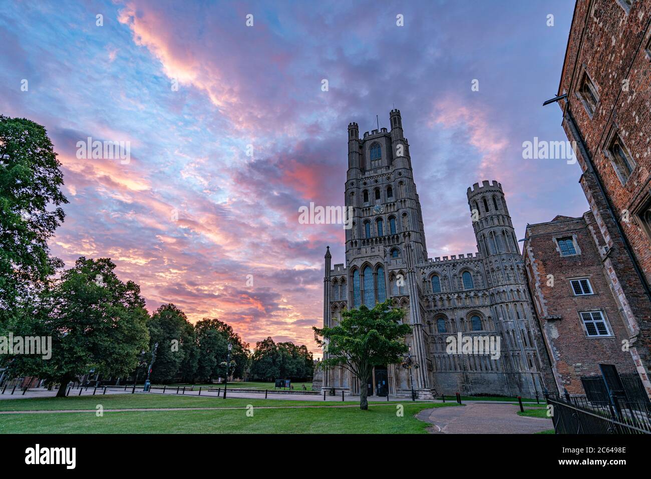 Vor der Dämmerung über Ely Cathedral, Cambridgeshire Stockfoto
