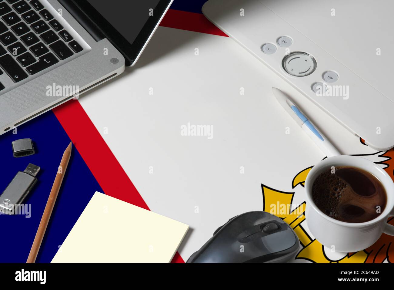Amerikanische Samoa Nationalflagge auf der Oberseite Ansicht Arbeitsplatz des kreativen Designers mit Laptop, Computertastatur, usb-Laufwerk, Grafik-Tablet, Kaffeetasse, Maus Stockfoto