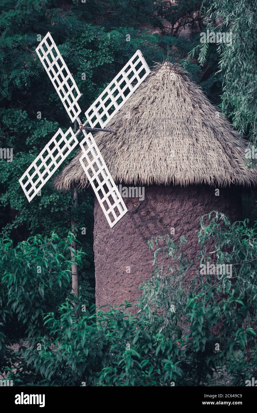 Außendrehstall Windmühle und grüne Wälder Stockfoto
