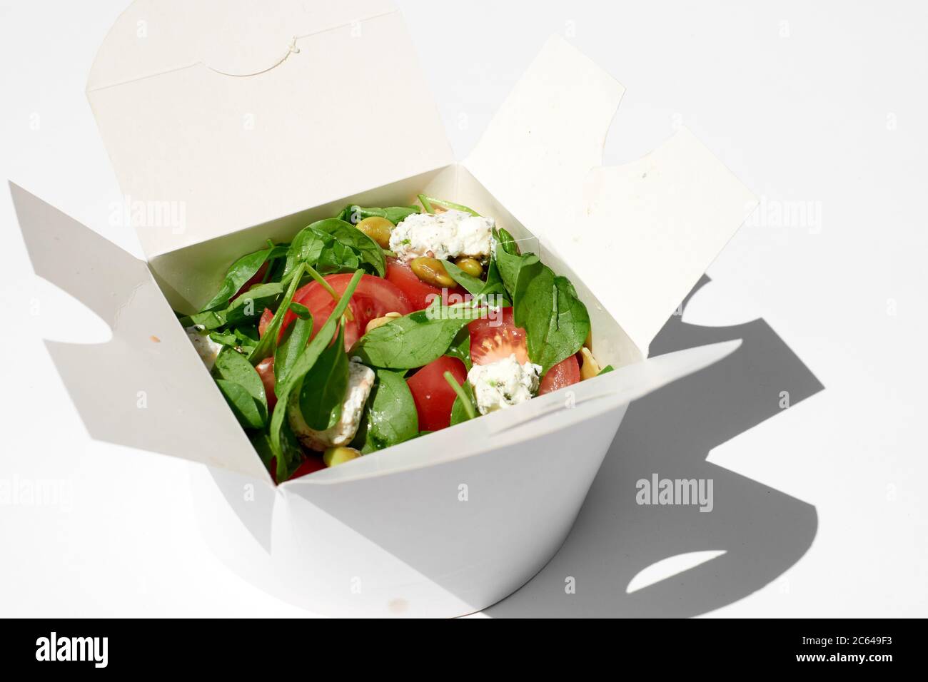 White Paper Food Box, Fast Food. Nehmen Sie die Lieferung mit. Sommersalat zum Mitnehmen. Stockfoto