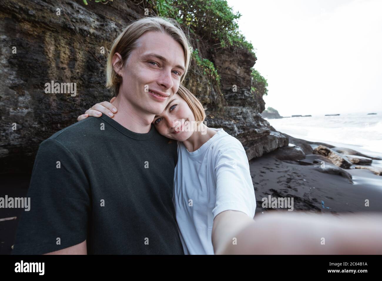 Junges Paar genießen einen gemeinsamen Ausflug am Strand gemeinsam ein Foto machen Stockfoto
