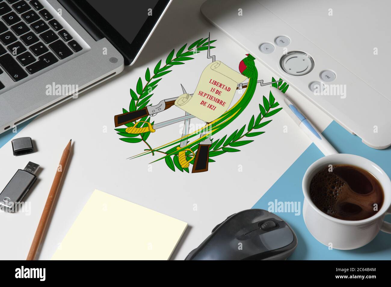 Guatemala-Nationalflagge auf der Oberseite Ansicht Arbeitsplatz des kreativen Designers mit Laptop, Computer-Tastatur, usb-Laufwerk, Grafik-Tablet, Kaffeetasse, Maus auf wo Stockfoto