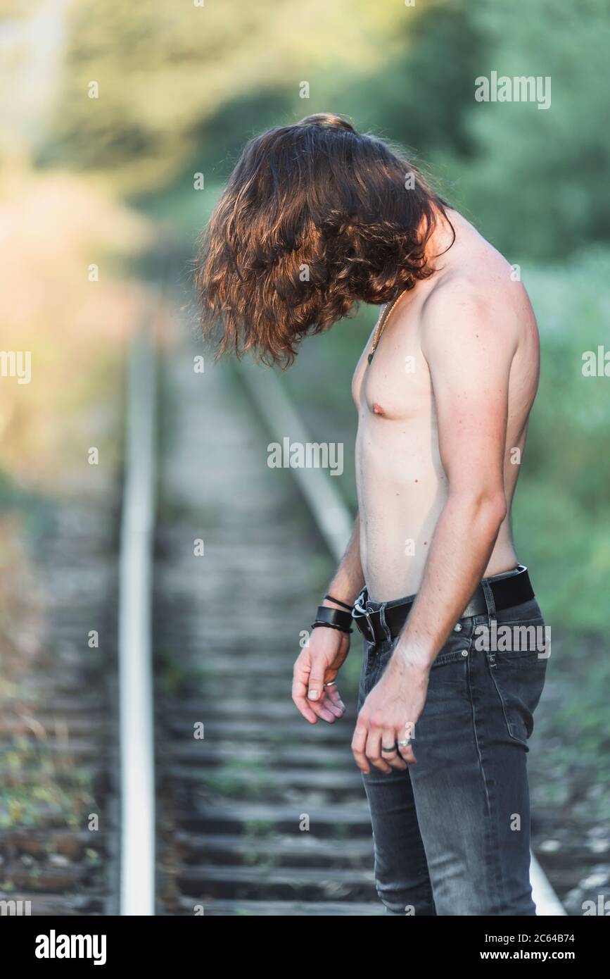 Depressiver Mann auf einer Eisenbahnlinie Stockfoto