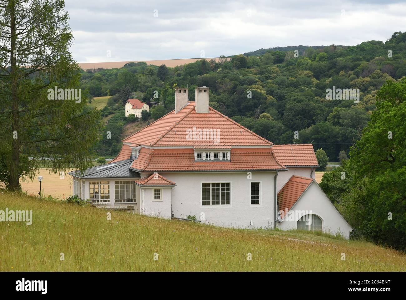 05. Juli 2020, Sachsen-Anhalt, Naumburg-Großjena: Eingebettet in die Weinberge liegt das Max Klinger Haus in Naumburg-Großjena, das ehemalige Wohn- und Sterbehaus des Grafikers, Malers und Bildhauers Max Klinger (1857-1920). Der Künstler starb am 04.Juli 1920 und wurde am 08.Juli 1920 nur wenige Meter entfernt auf eigenen Wunsch auf seinem Weinberg bestattet. Das Haus beherbergt heute eine Dauerausstellung über Klingers Leben und Werk. Foto: Waltraud Grubitzsch/dpa/Zentralbild/dpa Stockfoto