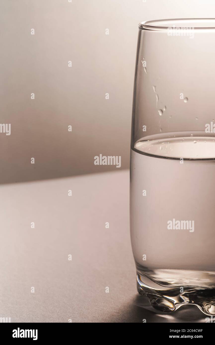 Glas halb leer oder Glas halb voll. Psychologie oder Motivationskonzept  Stockfotografie - Alamy