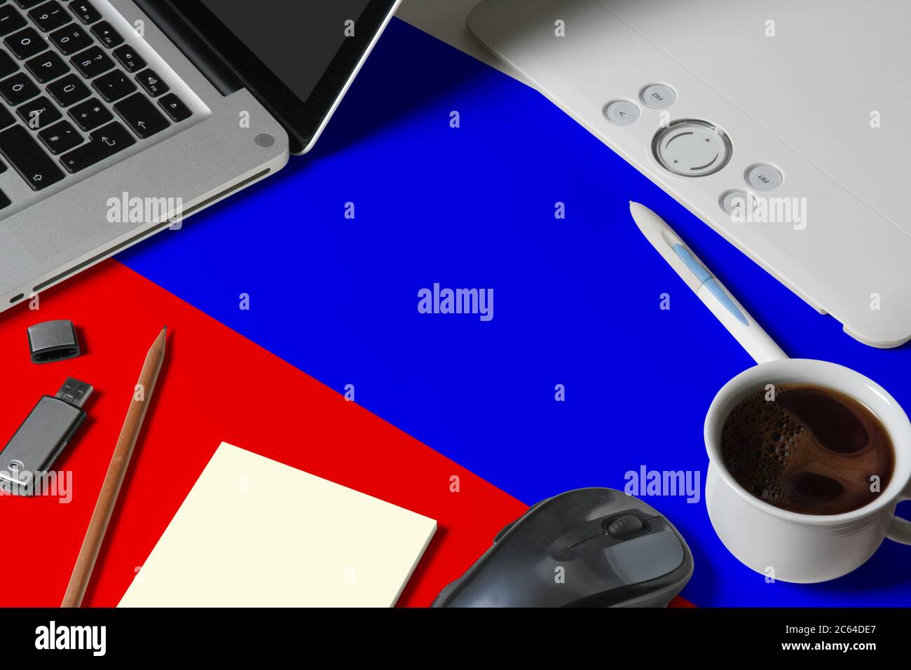 Russland Nationalflagge auf der Oberseite Ansicht Arbeitsplatz des kreativen Designers mit Laptop, Computer-Tastatur, usb-Laufwerk, Grafik-Tablet, Kaffeetasse, Maus auf Holz Stockfoto