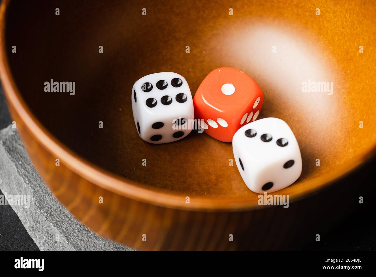 Rote und weiße Würfel, Risiko vs. Rendite – konzeptueller Schuss. Stockfoto