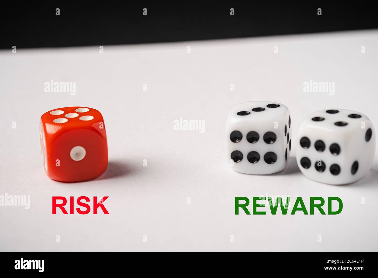 Rote und weiße Würfel, Risiko vs. Rendite – konzeptueller Schuss. Stockfoto