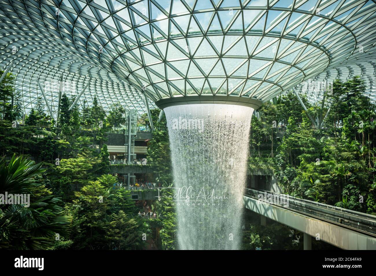 „Rain Vortex“ ist der höchste Indoor-Wasserfall der Welt und befindet sich im Jewel Changi Airport Stockfoto