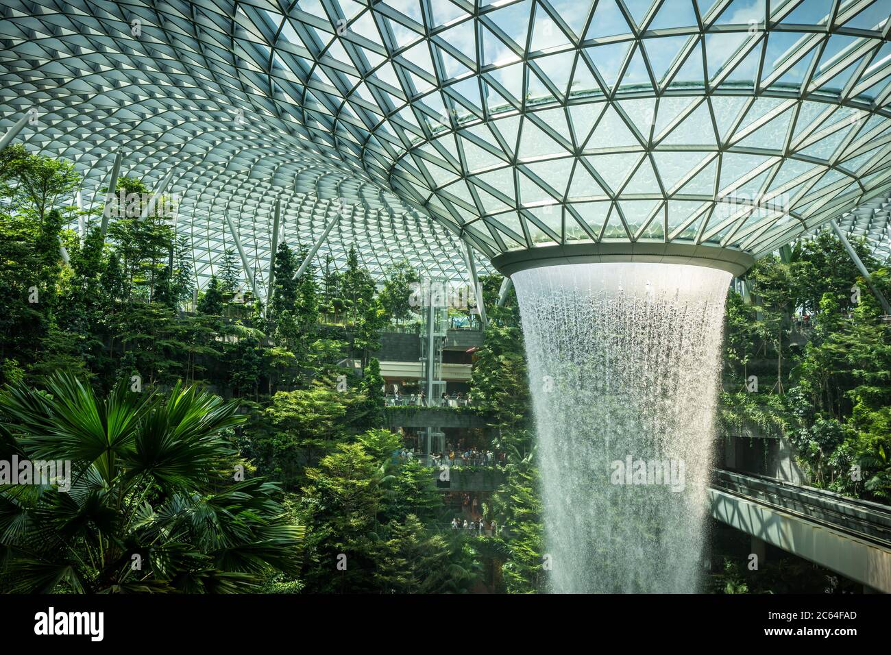 „Rain Vortex“ ist der höchste Indoor-Wasserfall der Welt und befindet sich im Jewel Changi Airport Stockfoto