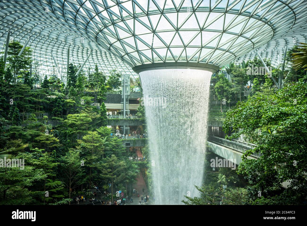 „Rain Vortex“ ist der höchste Indoor-Wasserfall der Welt und befindet sich im Jewel Changi Airport Stockfoto