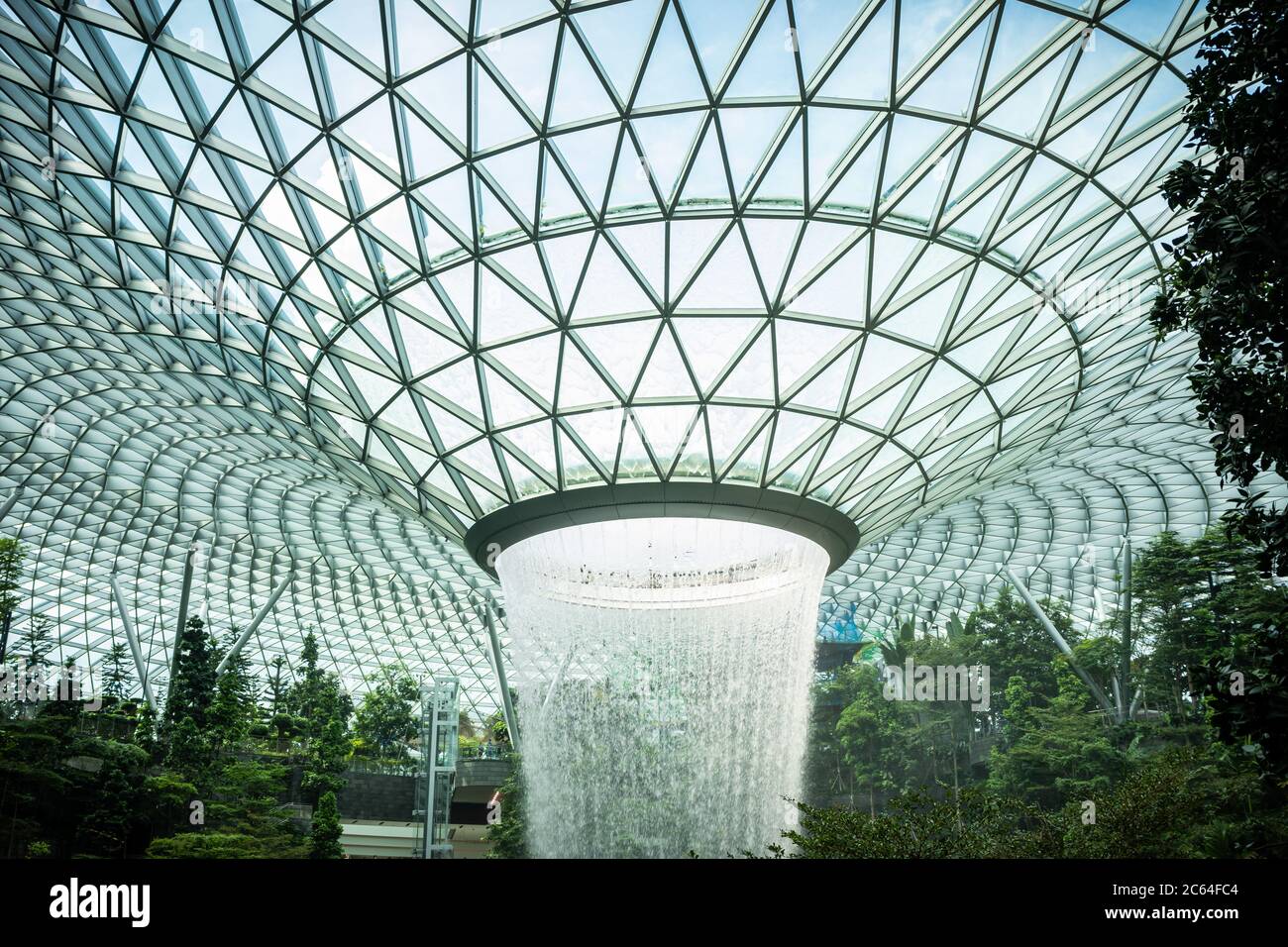 „Rain Vortex“ ist der höchste Indoor-Wasserfall der Welt und befindet sich im Jewel Changi Airport Stockfoto