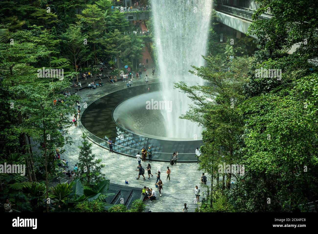 „Rain Vortex“ ist der höchste Indoor-Wasserfall der Welt und befindet sich im Jewel Changi Airport Stockfoto