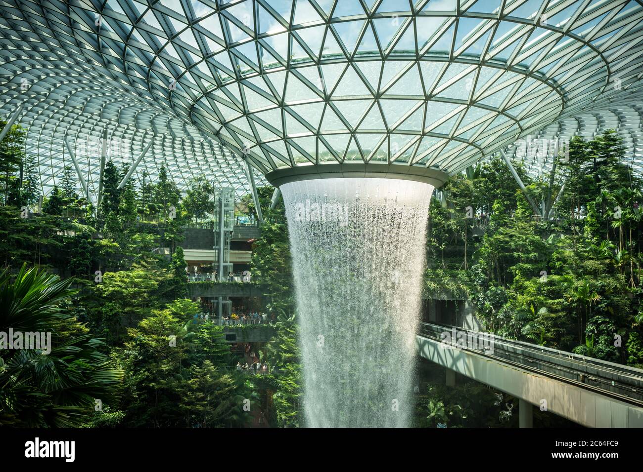 „Rain Vortex“ ist der höchste Indoor-Wasserfall der Welt und befindet sich im Jewel Changi Airport Stockfoto