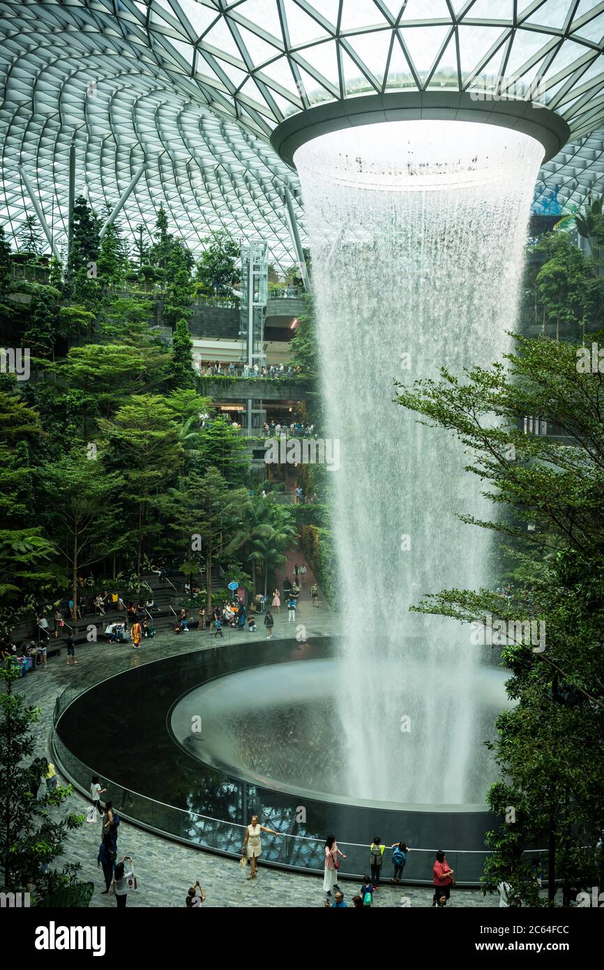 „Rain Vortex“ ist der höchste Indoor-Wasserfall der Welt und befindet sich im Jewel Changi Airport Stockfoto