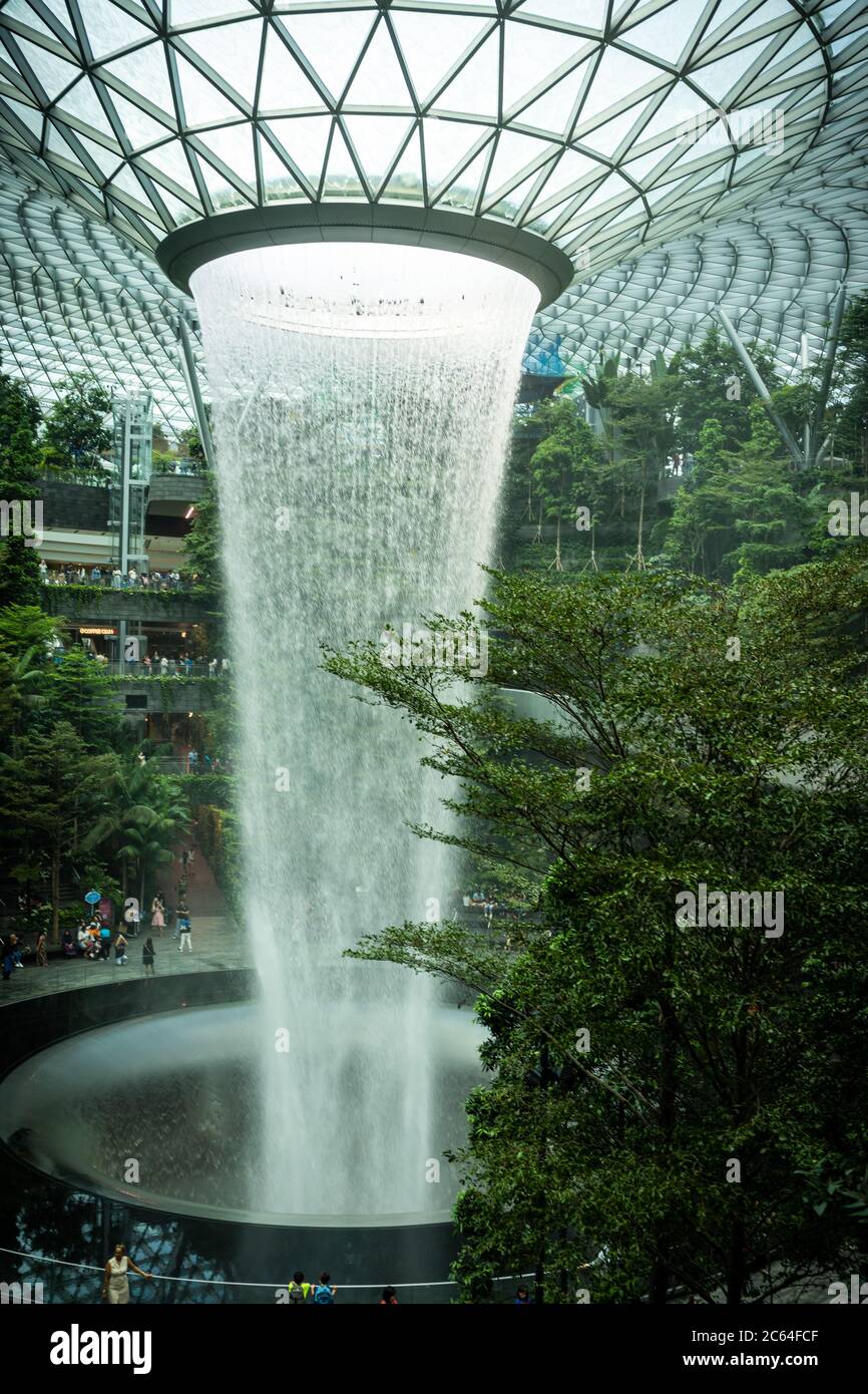 „Rain Vortex“ ist der höchste Indoor-Wasserfall der Welt und befindet sich im Jewel Changi Airport Stockfoto