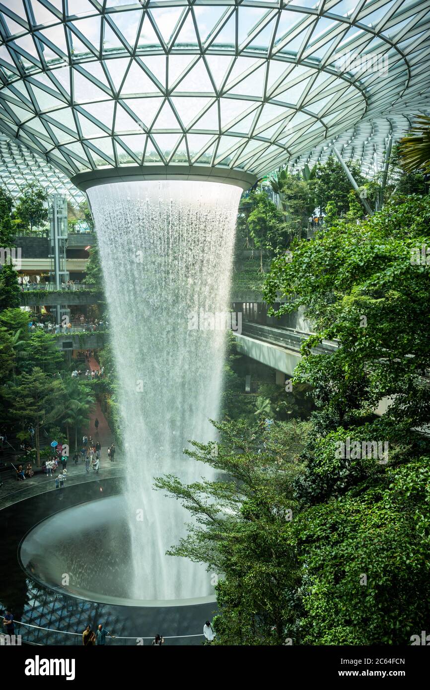 „Rain Vortex“ ist der höchste Indoor-Wasserfall der Welt und befindet sich im Jewel Changi Airport Stockfoto
