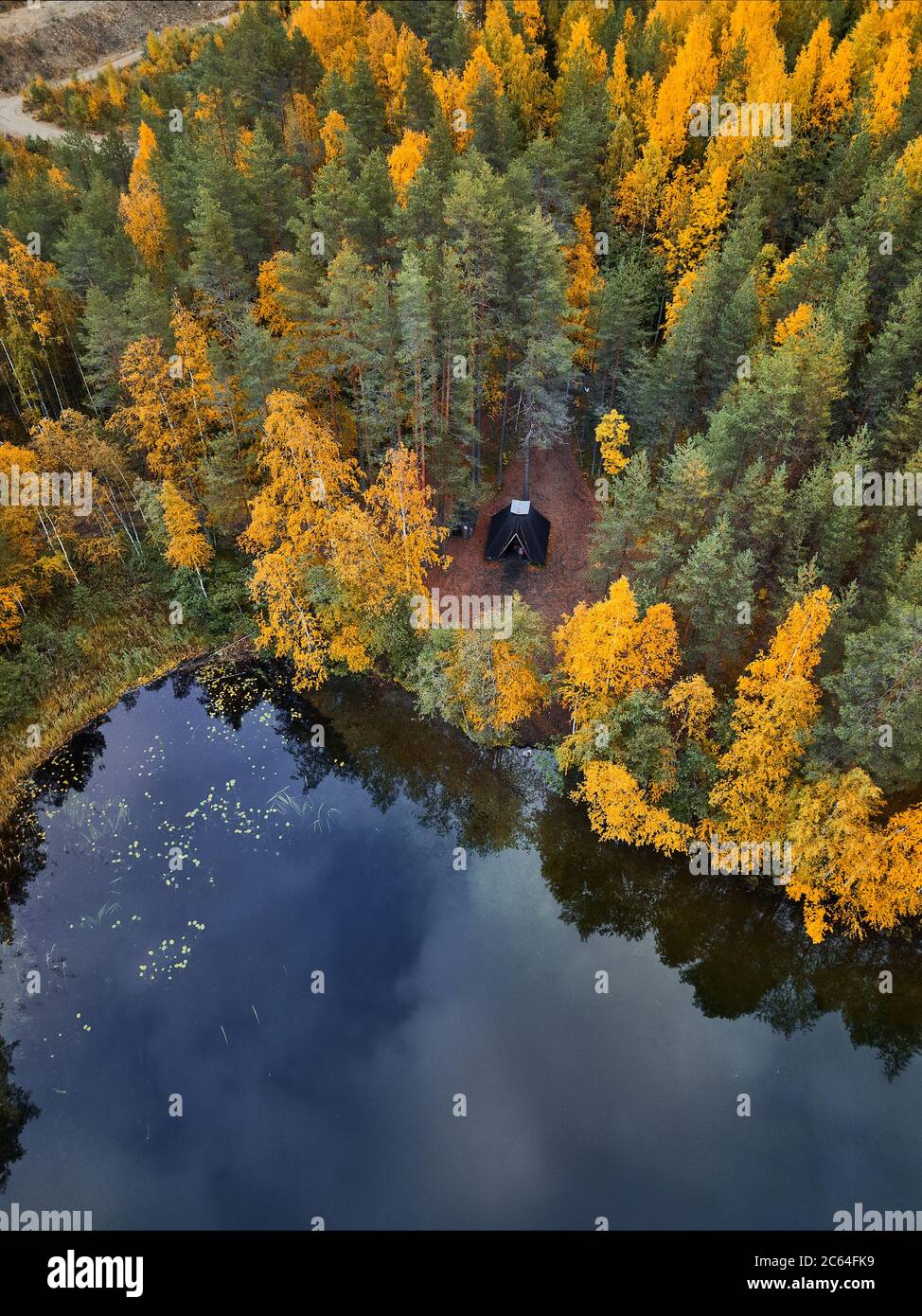 Luftaufnahme des Harvinjarvi Sees in Finnland. Finnische Natur. Schöner goldener Herbst. Stockfoto