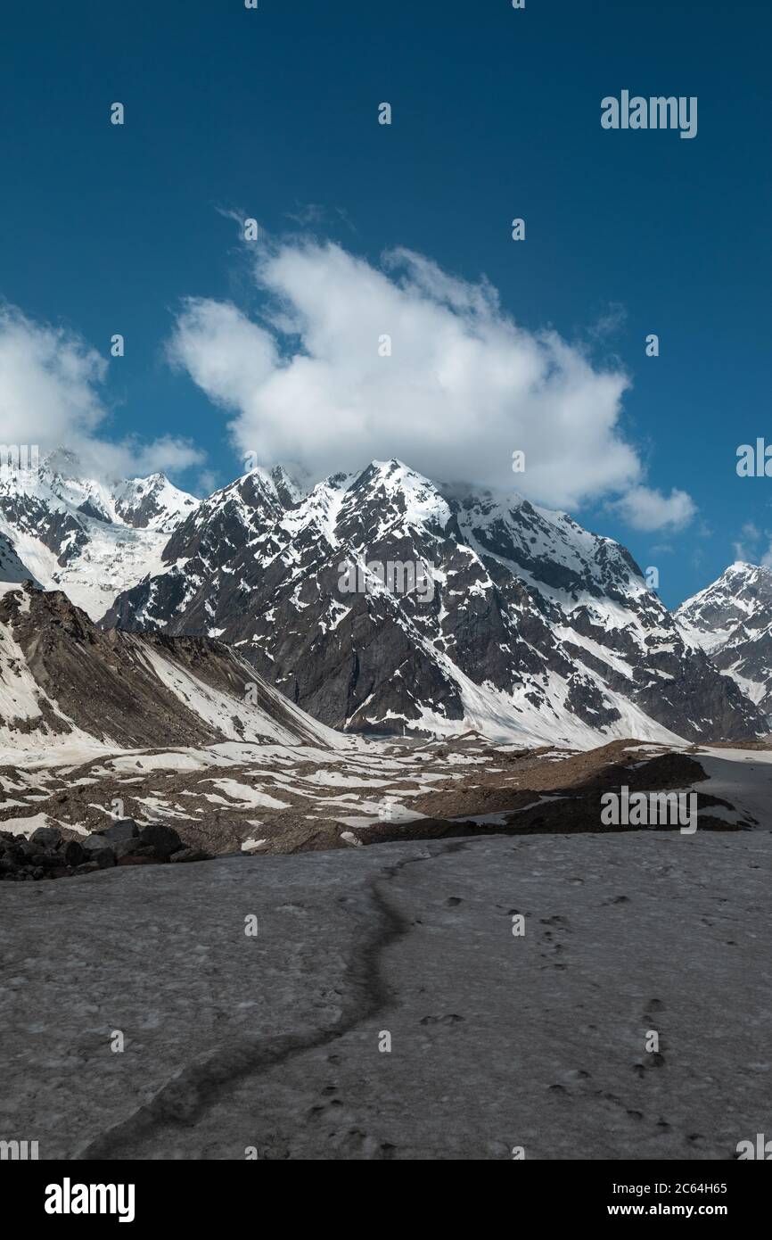 Wandern auf den Snowfields des indischen Himalaya mit dem Höhenpanorama der höheren Berge im Bergsteigen Stockfoto