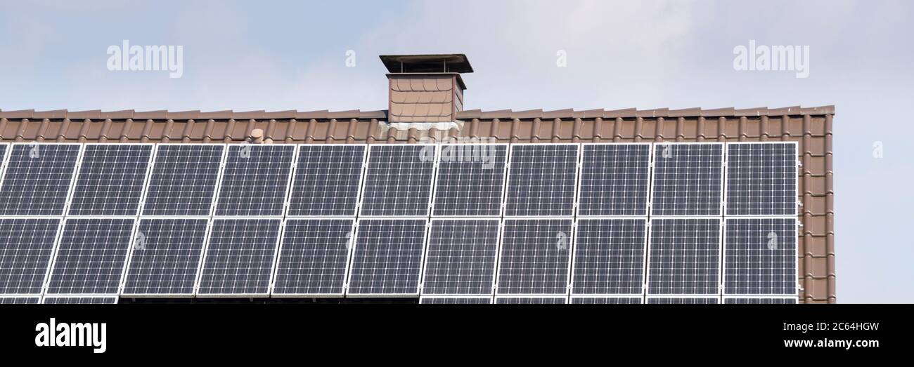 Hausdecke mit Solarkollektor, Nordrhein-Westfalen, Deutschland, Europa Stockfoto