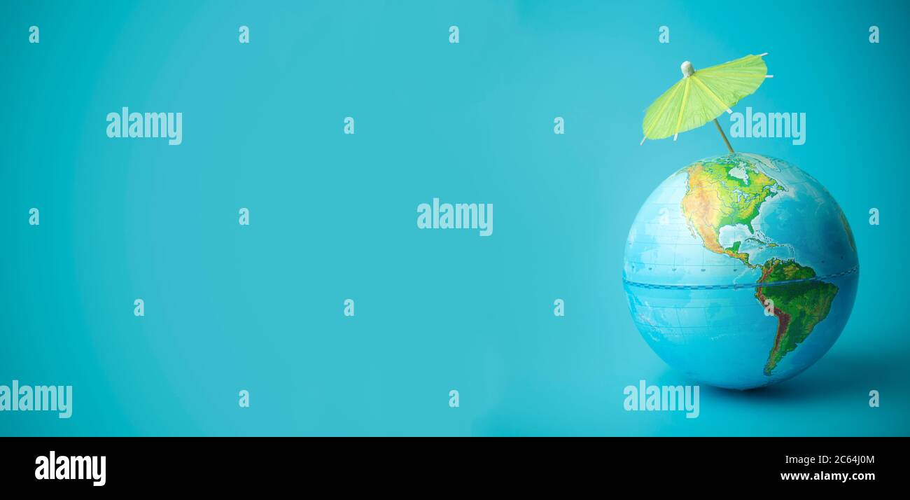 Globale Erwärmung und Klimawandel auf der Erde Konzept. Erdkugel auf blauem  Hintergrund mit Regenschirm. Schutz der Atmosphäre vor ultraviolettem Radi  Stockfotografie - Alamy