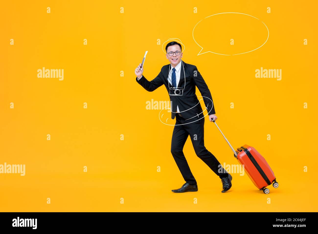 Spaß Arbeit Leben Balance Konzept Porträt des lächelnden jungen asiatischen Geschäftsmann Gepäck in isolierten Studio gelben Hintergrund Stockfoto