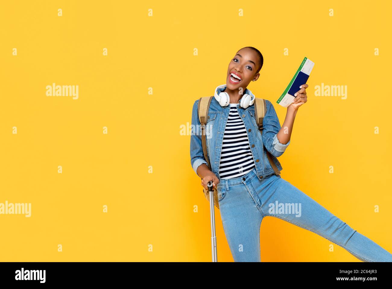 Portrait von fröhlichen Reisen afroamerikanische Frau Tourist zeigt Pass mit Ticket in isolierten Studio gelben Hintergrund Stockfoto Portrait von fröhlichen Reisen afroamerikanische Frau Tourist zeigt Pass mit Ticket in isolierten Studio gelben Hintergrund Stockfoto