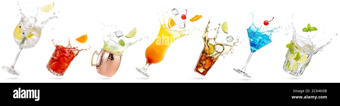 Kollektion von gekippten Gläsern mit spritzendem Cocktail auf Weiß isoliert Stockfoto