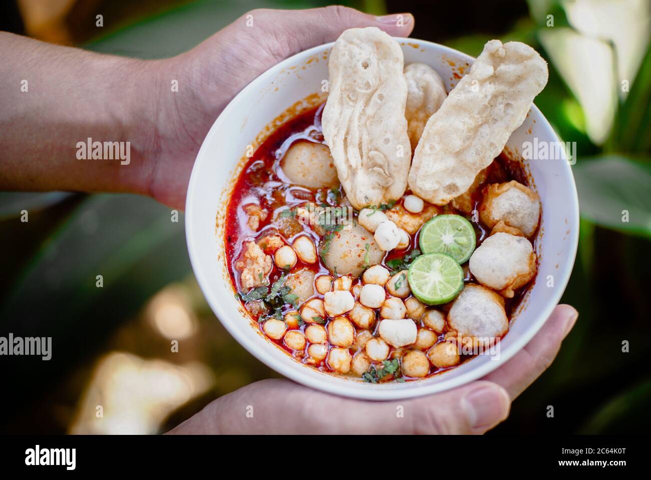 Indonesisches Spezialessen, spezielle Arowroot-Arowroot-Fleischbällchen, serviert von Küchenchef Agus Hamdani Stockfoto