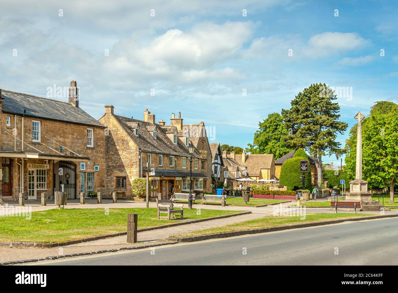 Dorfgrün im Stadtzentrum von Broadway, einer kleinen Cotswold-Stadt in Worcestershire, England Stockfoto