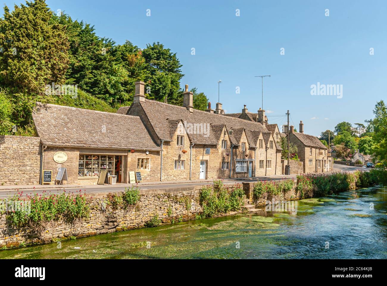 Traditionelle Weaver Cotswolds-Cottages am River Coln in Bibury, Gloucestershire, England Stockfoto